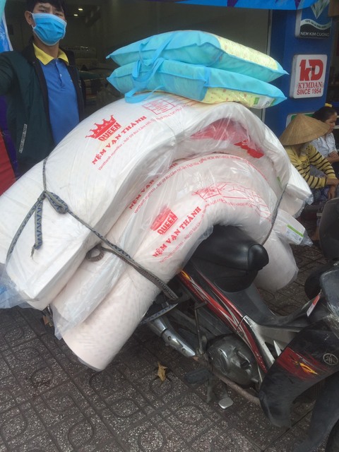 Chọn mua nệm cao su Vina Mattress hay Vạn Thành
