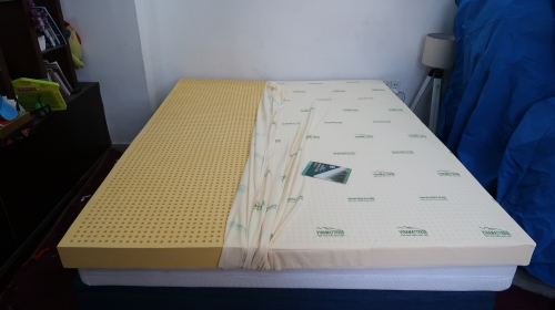 Nên mua nệm cao su Vina mattress hay Adora