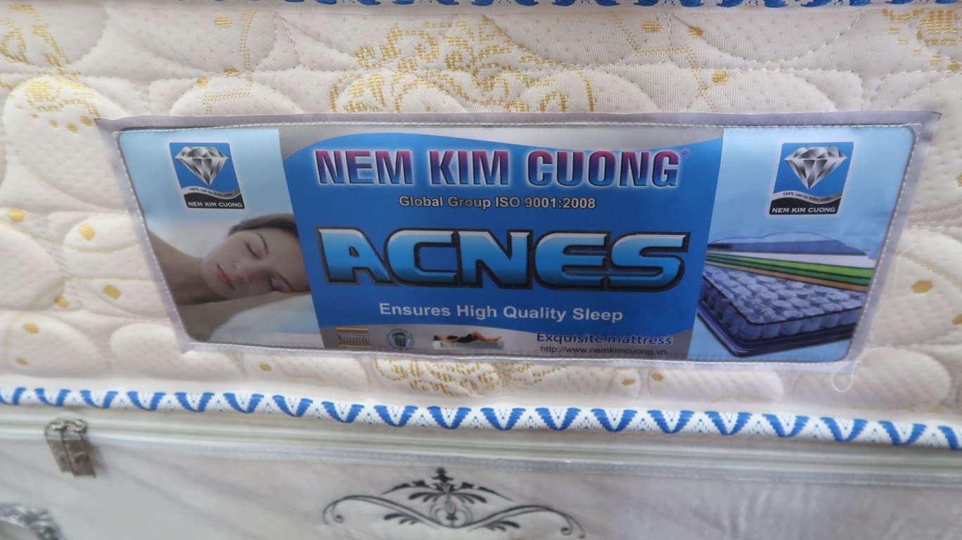 tem và mac phân biệt nệm lò xo chính hãng