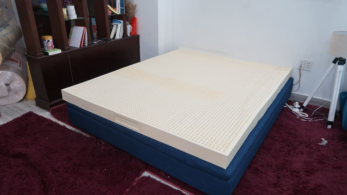 So sánh nệm cao su Adora với Vạn Thành