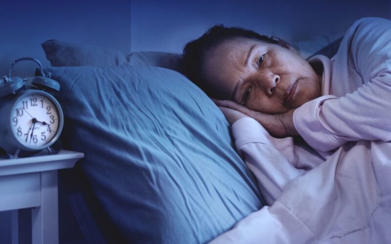 Cách trị mất ngủ ở người già: Bí quyết ngủ ngon với chăn, ga, gối, nệm phù hợp
